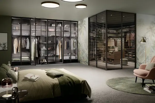 Modernes Schlafzimmer mit begehbarem Kleiderschrank, offener Kleideraufbewahrung und Designmöbeln.